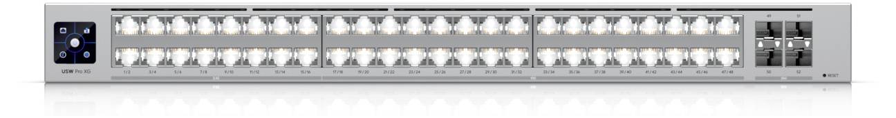 Stojanový optický vlákno patch panel s viacerými portami a spojmi, používaný na správu a organizáciu sieťových káblov.