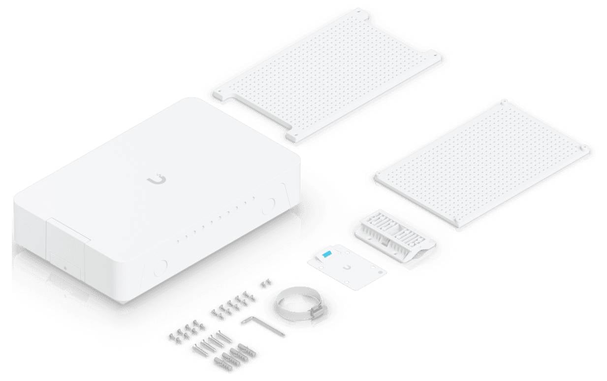 Biely sieťový prepínač s montážnymi platňami, skrutkami, svorkami, portami RJ45 a napájacím adaptérom zobrazeným na bielom pozadí.