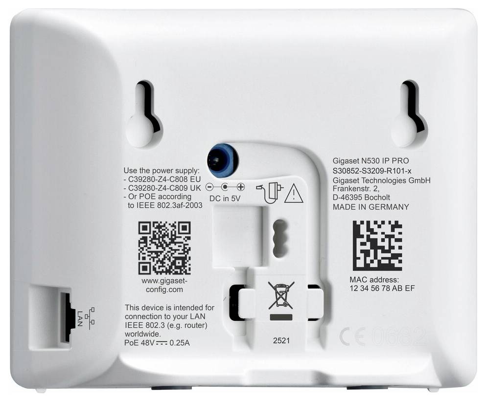 Zadný pohľad na základnú jednotku Gigaset N530 IP PRO zobrazujúci napájanie, LAN, PoE, montážne sloty, QR kódy a označenie MAC adresy.