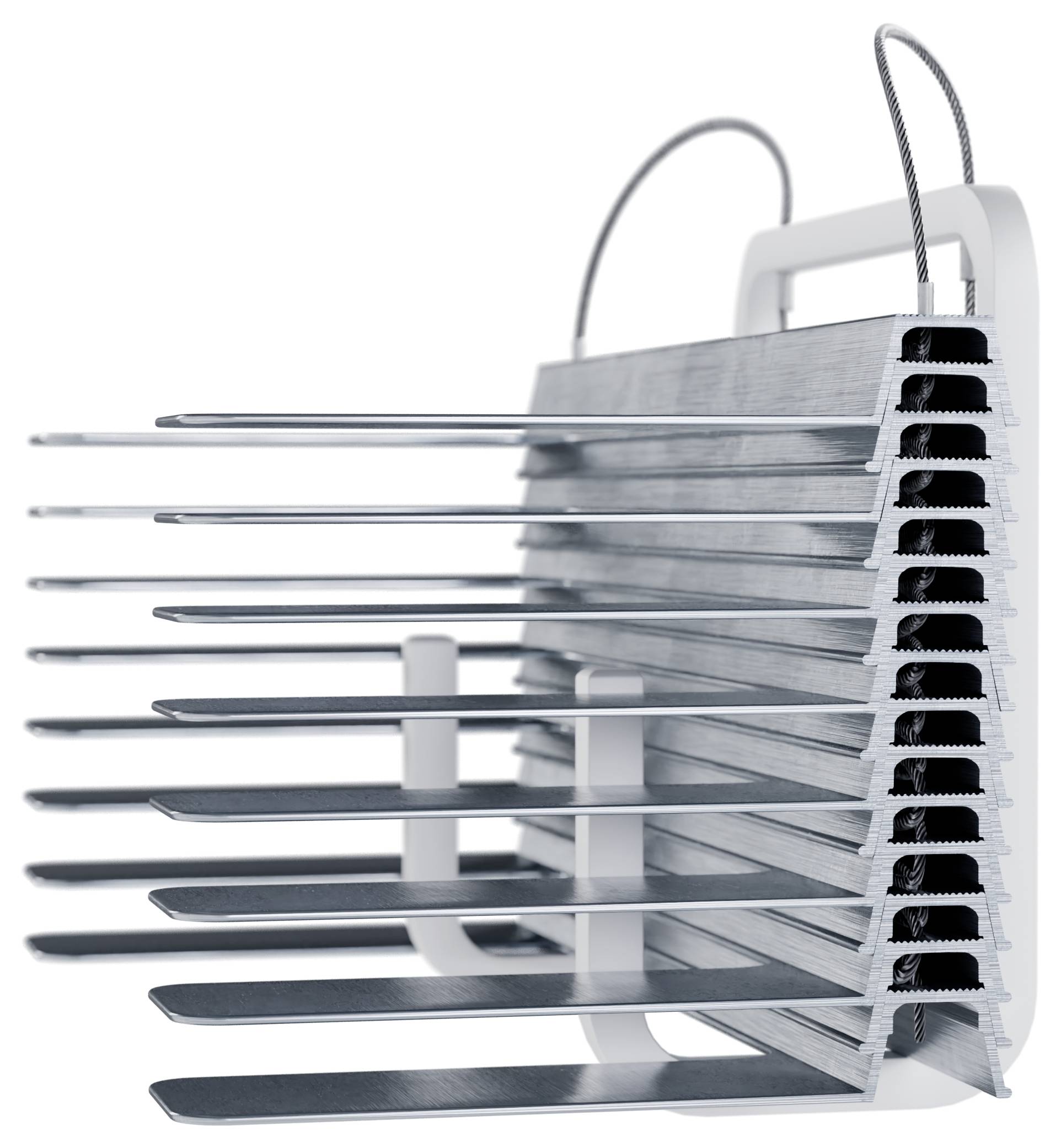 Kovový stojan na špajdle s viacerými špajdľami usporiadanými vertikálne, podporovaný bielym držadlom a drôtenými upevňovačmi, určený na grilovanie.