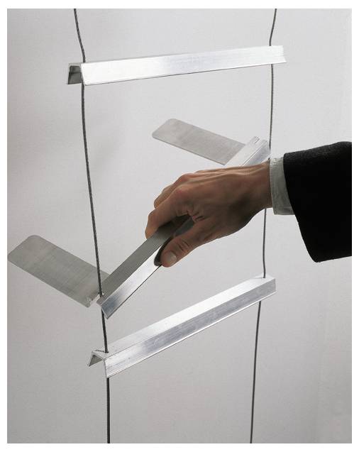 Ruka upravuje elegantný, moderný kovový rebrík s tenkými priečkami na neutrálnom pozadí, čo naznačuje minimalistický dizajn a funkčnosť.