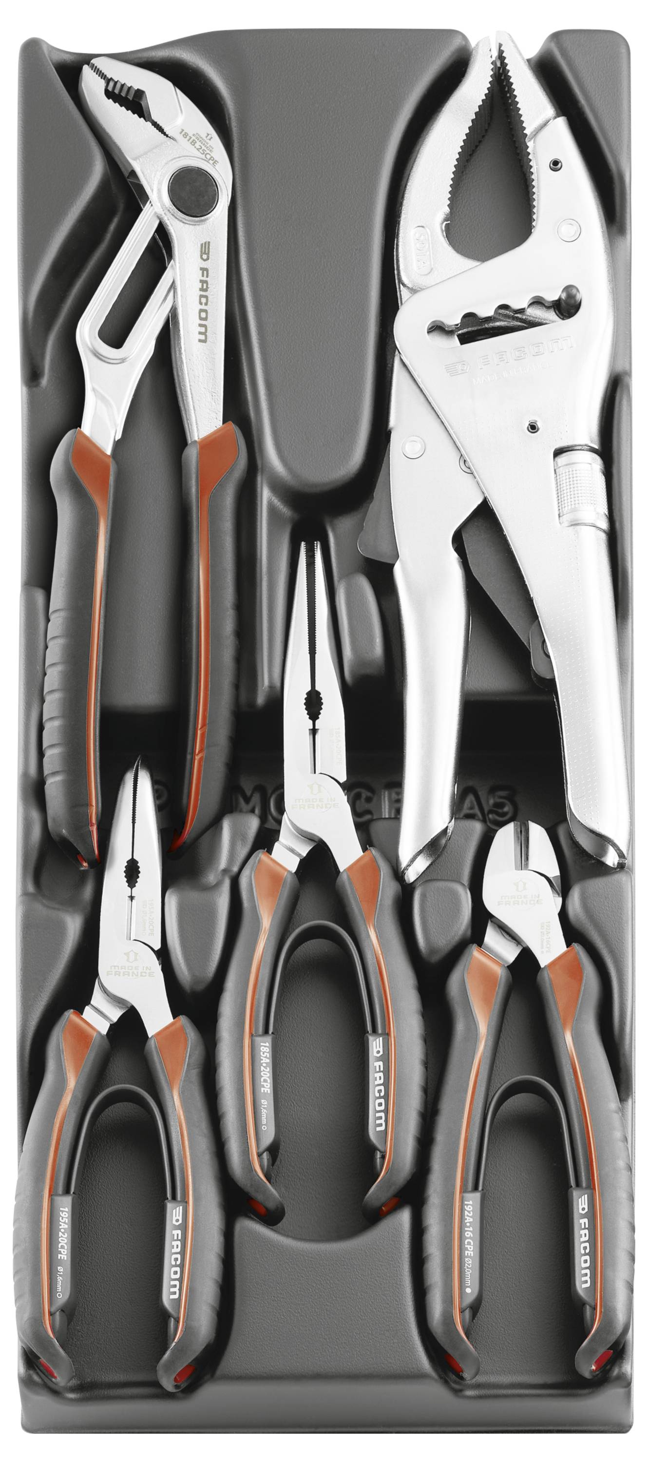 Penová tácka s piatimi kleštami a kľúčmi BLACK+DECKER: nastaviteľný kľúč, zaistňovacie kľešte, ihličaté a diagonálne rezáčky v čiernej farbe s oranžovými rukovisťami.