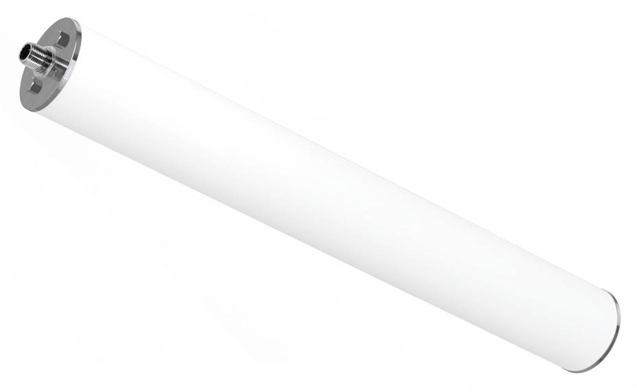 Elegantný biely valcovitý vodný filter s kovovými konektormi na oboch koncoch je zobrazený, ktorý sa používa na čistenie kvapalín.