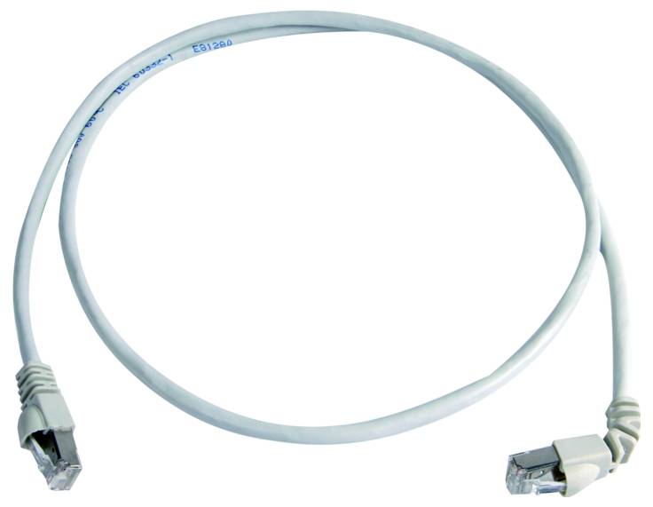 Svetlomodrý ethernetový sieťový kábel so zástrčkami RJ45 na oboch koncoch, zobrazený v zvinute na bielom pozadí.