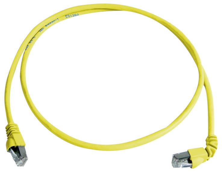 Žltý ethernetový sieťový kábel s konektormi RJ45 na oboch koncoch, zvinutý na bielom pozadí.