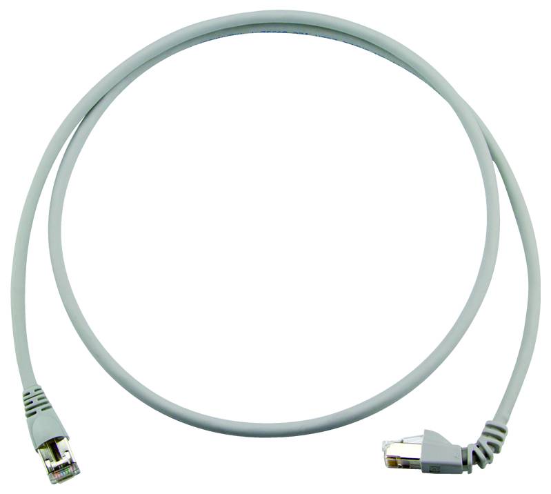 Ethernetový sieťový kábel s konektormi RJ45 navinutý na bielom pozadí.
