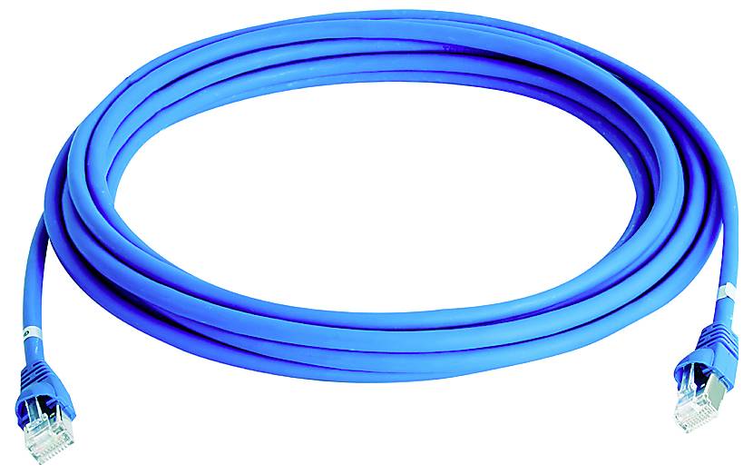 Modrý ethernetový kábel s konektormi RJ45 na oboch koncoch, zvinutý na bielom pozadí.