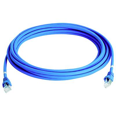 Modrý ethernetový kábel s konektormi RJ45 na oboch koncoch, zvinutý na bielom pozadí.