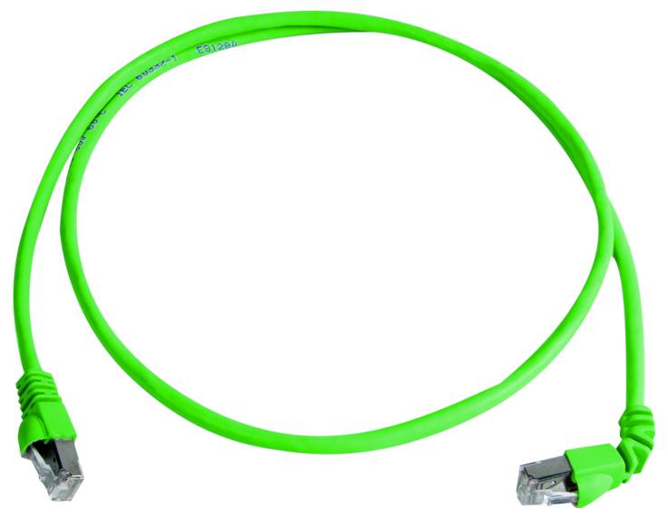 Jasne zelený kábel siete Ethernet s konektormi RJ45 na oboch koncoch, zvinutý na bielom pozadí.