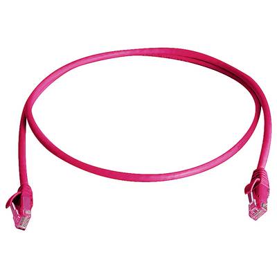 Červený ethernetový kábel s konektormi RJ45 na oboch koncoch, svinutý v slučke na bielom pozadí.