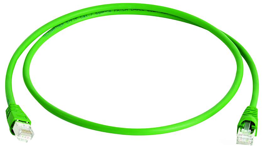 Zelený sieťový kábel Ethernet s konektormi RJ45 na oboch koncoch, navinutý na bielom pozadí.