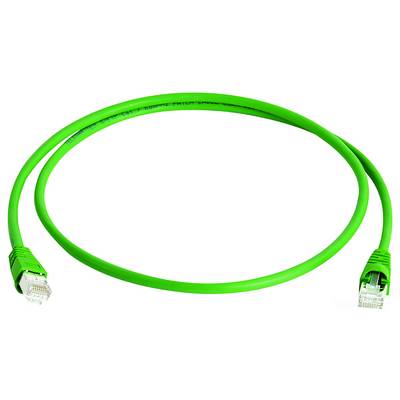 Zelený sieťový kábel Ethernet s konektormi RJ45 na oboch koncoch, navinutý na bielom pozadí.