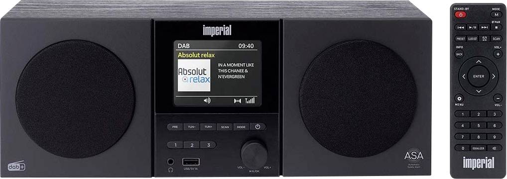 Čierny stereofonický systém s dvoma reproduktormi a digitálnym displejom zobrazujúcim „DAB: Absolut Radio". Na pravej strane je umiestnený diaľkový ovládač.