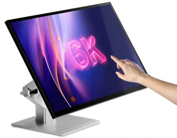 Dotykový monitor s priemerom zobrazujúcim "6K" v neónovej ružovej farbe, s rukou siahajúcou na interakciu, na striebornom nastaviteľnom statíve.