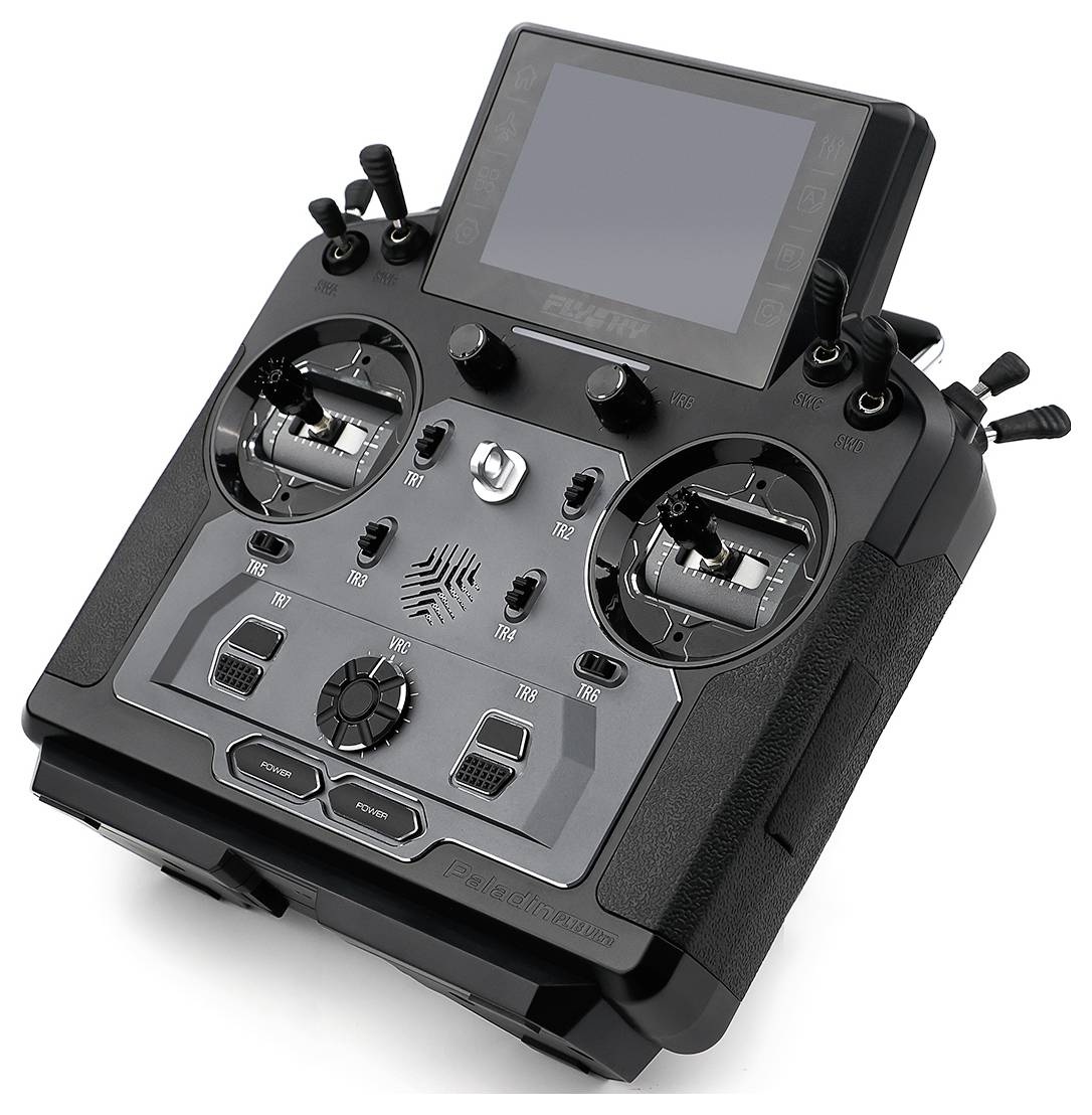 Čierny rádiovací ovládač s displejom, ovládačmi typu joystick, prepínačmi a anténnymi ovládačmi pre diaľkové ovládanie letadiel.