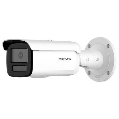 Biela guľometná bezpečnostná kamera Hikvision upevnená na okrúhlej nástennej konzole, zobrazená v uhle doľava s čiernym puzdrom objektívu a viditeľným logom.