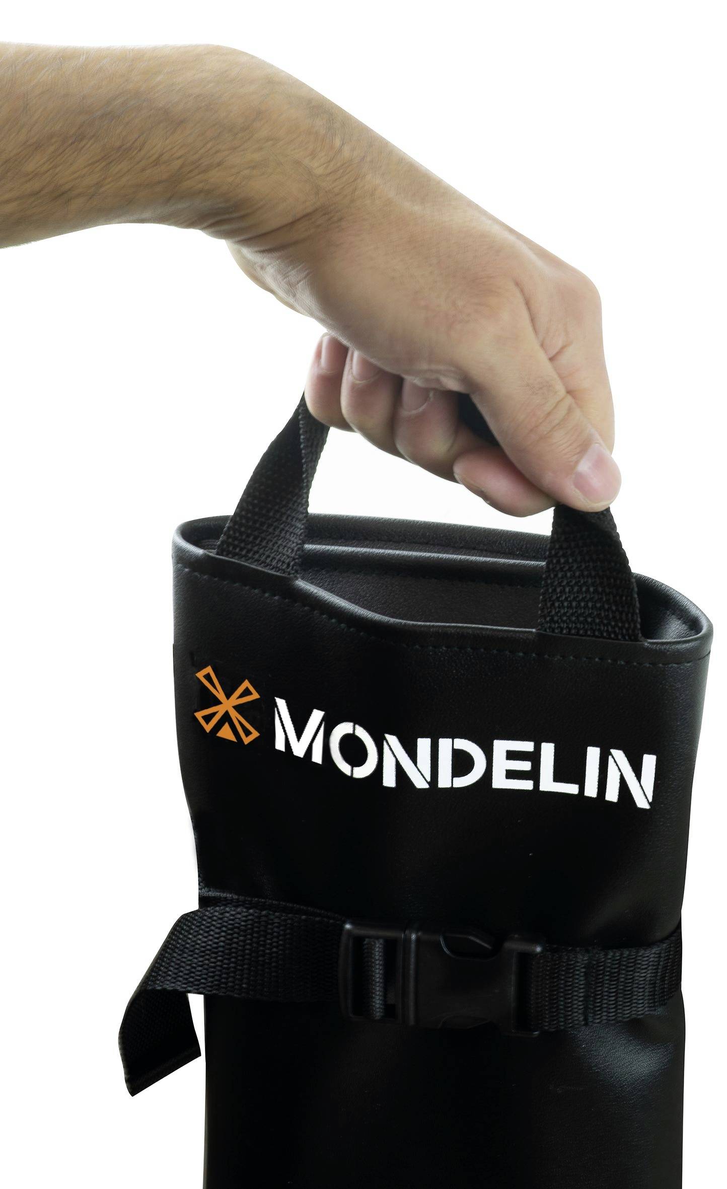 Ruka niesť čiernu tašku nástrojov Mondelin s dvoma rukoväťami a predným popruhom, znázornené na bielom pozadí.