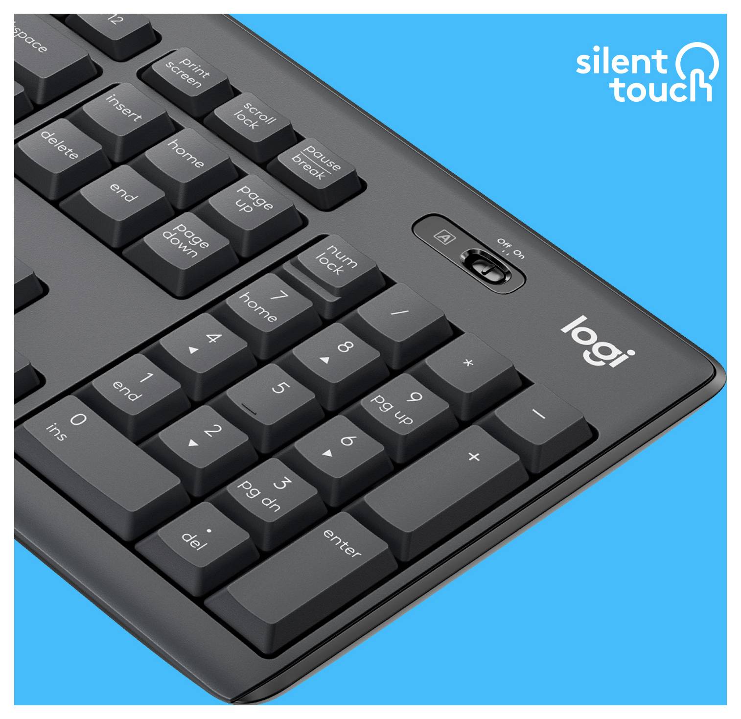 Zblížený záber čiernej klávesnice Logitech s numerickou klávesnicou a značkou SilentTouch na jasnom modrom pozadí.