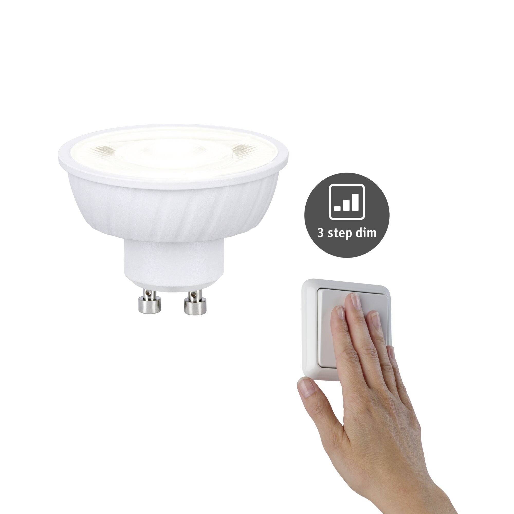 LED svetelný projektor s funkciou „3-stupňové stmievanie", zobrazený vedľa ruky, ktorá používa nástenný vypínač na nastavenie jasu.