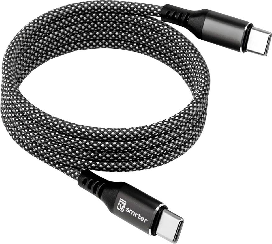 Pletený čierny kábel USB-C na nabíjanie s konektormi na oboch koncoch, zrolovaný na bielom pozadí.