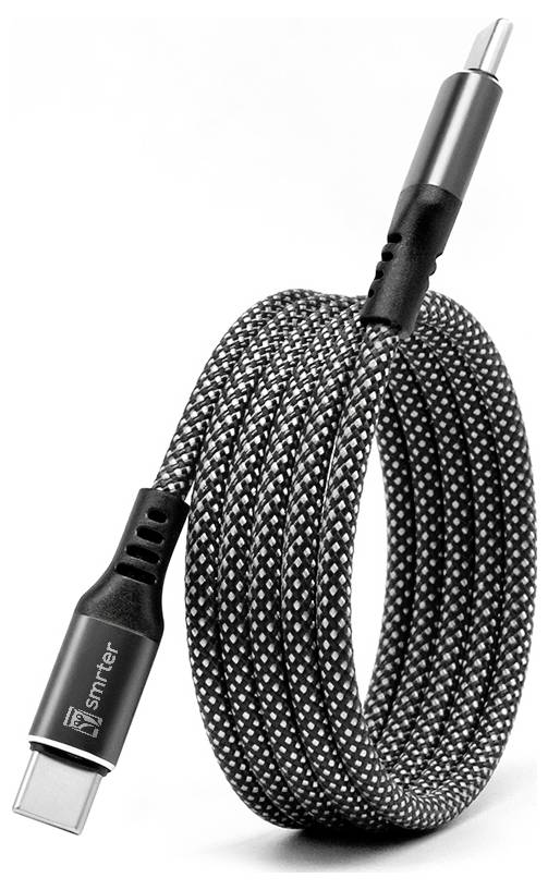 Skrútený čierny nabíjací kábel USB-C s pletenými textilnými vonkajškami a kovovými konektormi na bielom pozadí.