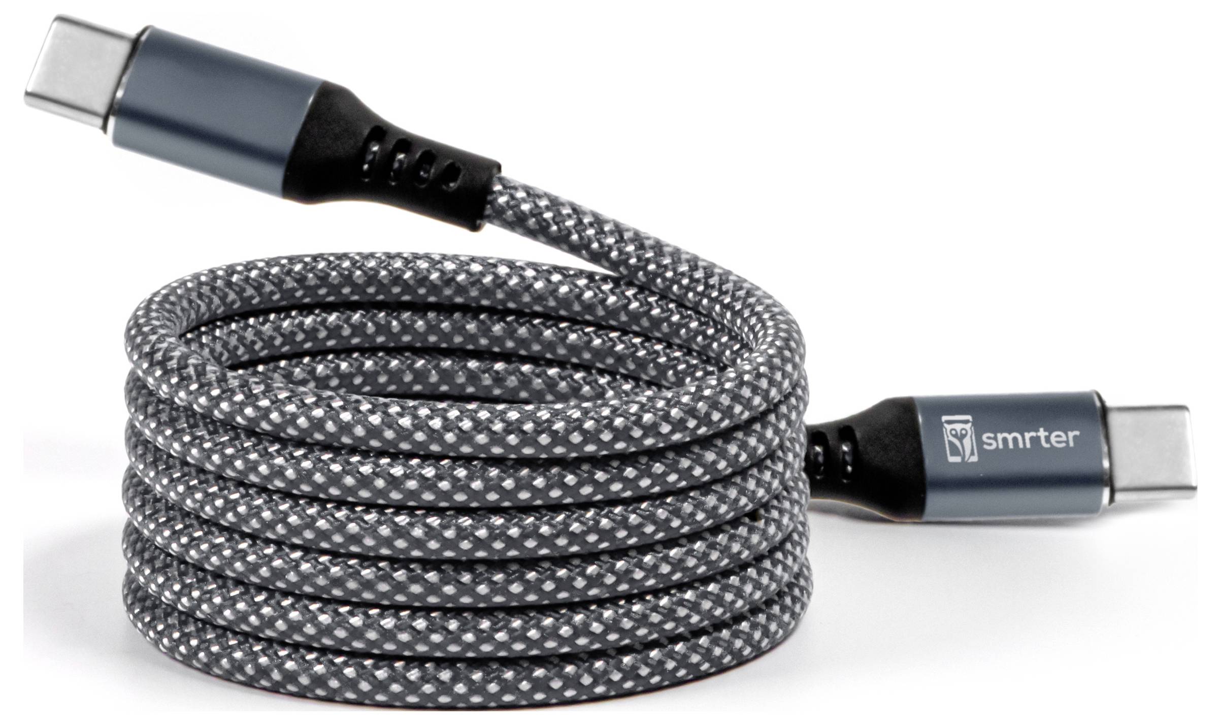 Skrútený pletený kábel USB-C so zdierkami na oboch koncoch, zobrazený na bielom pozadí.
