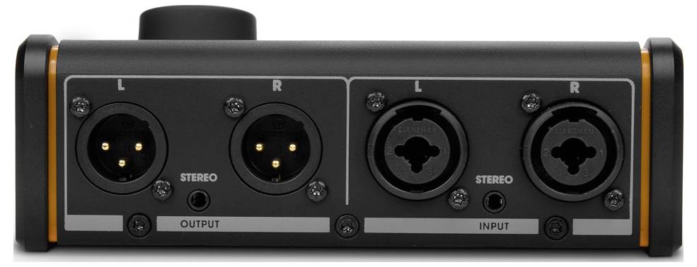 Čierny zvukový box s dvoma XLR vstupmi a prepínačmi s označením PAD 0dB 30dB a LIFT GND na prednom paneli.