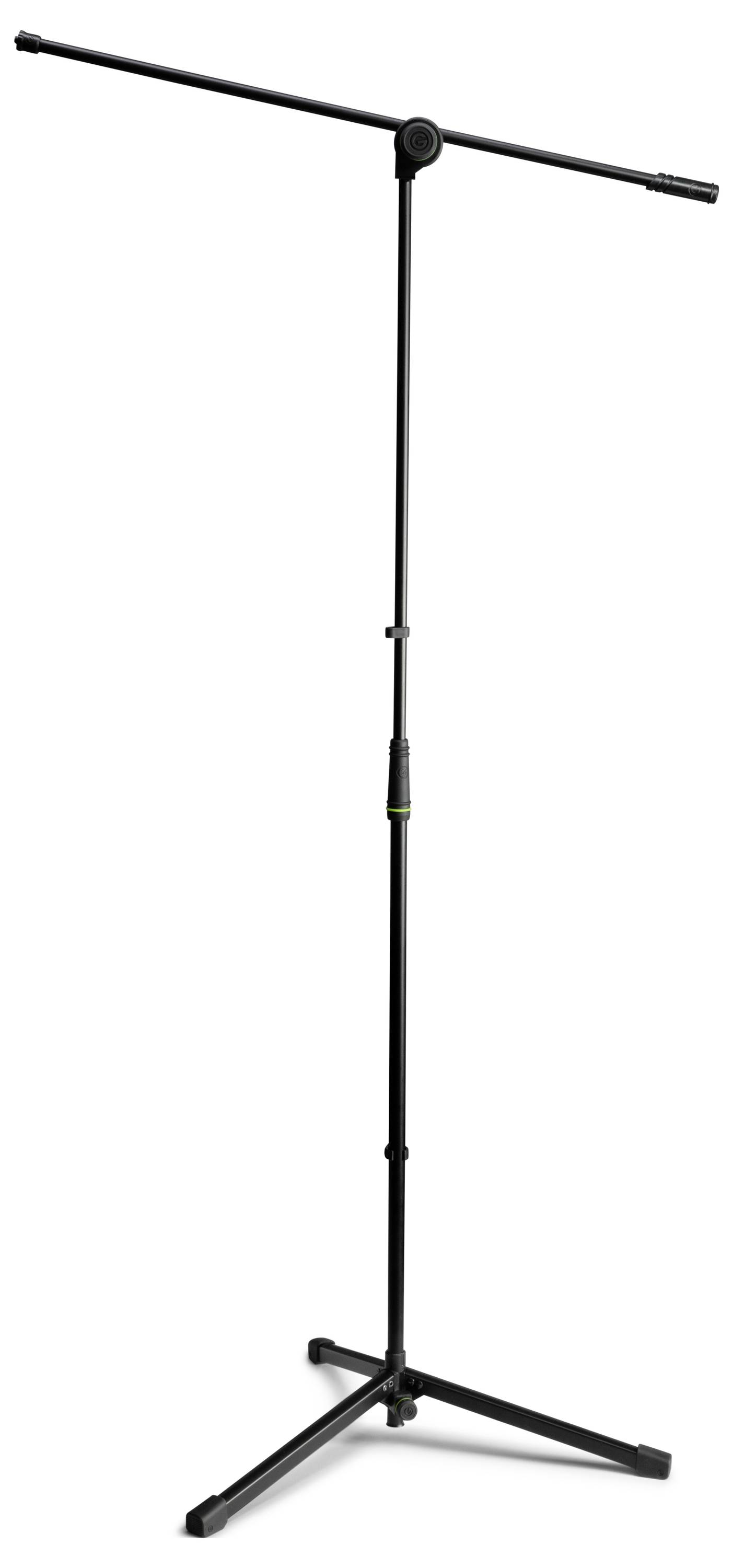 Čierny statív na mikrofón s ramennom ramenom a tripod základňou na bielom pozadí.