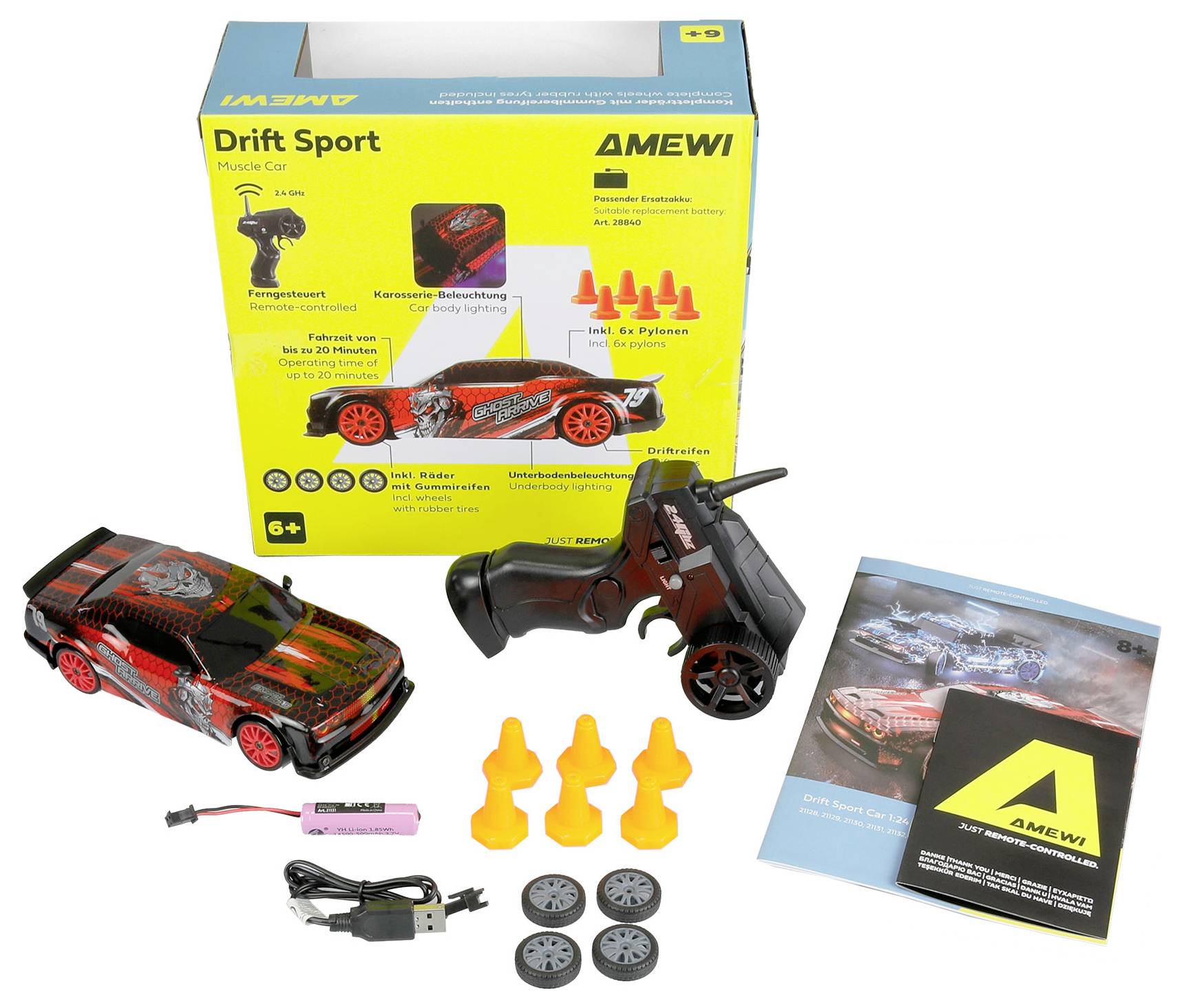 Boxovaná súprava diaľkovo ovládaného auta AMEWI Drift Sport s vysielačom, batériou, nabíjačkou, náhradnými kolesami, kužeľmi a návodom na použitie zobrazenou vedľa seba.