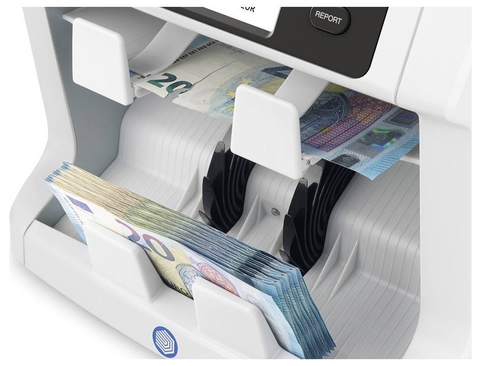 Stroj na počítanie peňazí triedí a skladá eurové bankovky, s hrubou kôpkou päťdesiateurových bankoviek v zásobníku na výstupe.