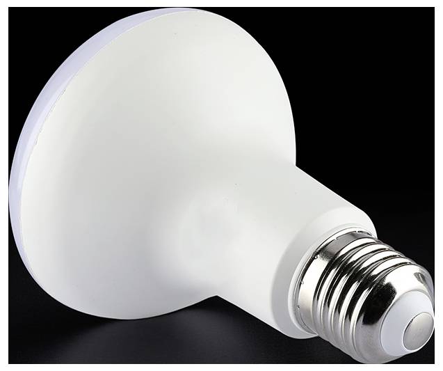 Biela LED žiarovka s širokým hlavicou v štýle reflektora a kovovou skrutkovacou päticou, zobrazená na čiernom pozadí.