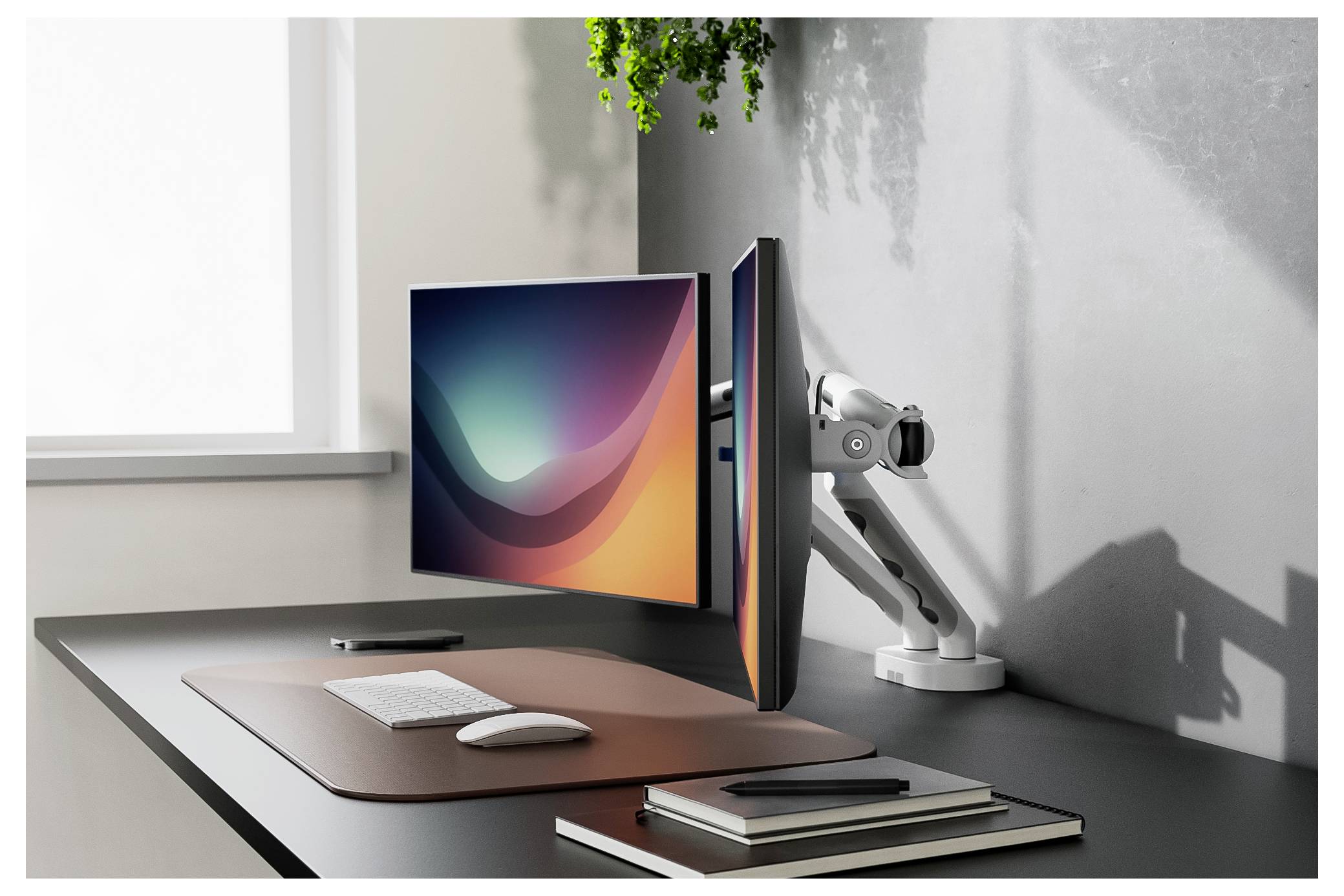 Moderná pracovná plocha s dvoma monitormi na artikulovaných ramenách, klávesnicou, myšou a knihami na minimalistickej pracovnej stanici vedľa okna