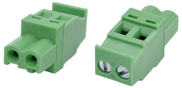 Dva zelené dvojspojkové elektrické konektorové zámky zobrazené vedľa seba, so skrutkovacími svorkami viditeľnými na pravom konektore.
