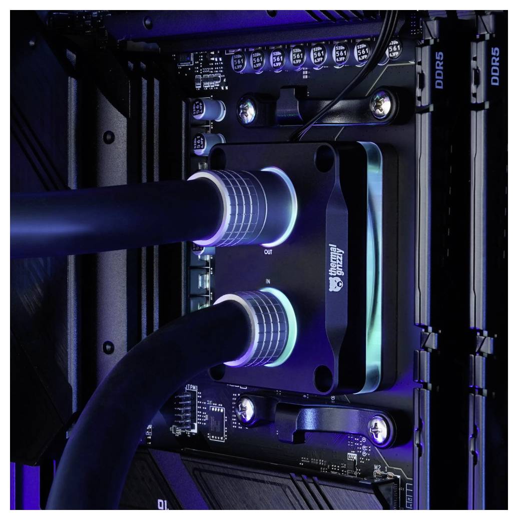 Detailný záber na PC blok kvapalinového chladenia s dvoma čiernymi hadičkami a modro-purpurové LED osvetlenie vo vnútri skrine počítača.