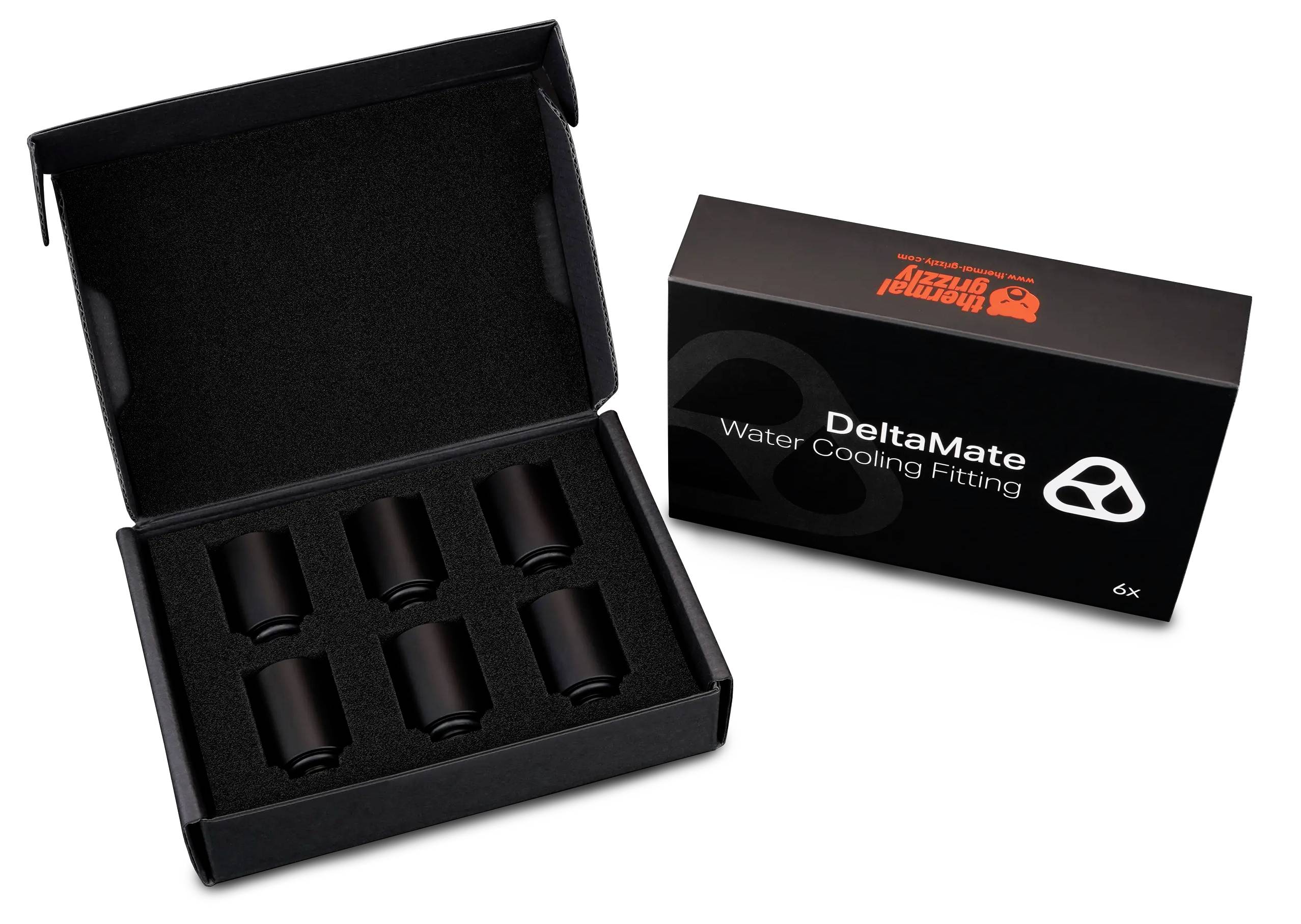 Otvorená čierna prezentačná skrinka so šiestimi čiernymi valcovými spojkami vedľa zhodujúcej sa produktovej skrinky "DeltaMate Water Cooling Fitting".