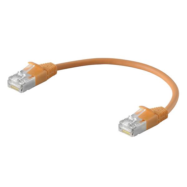 Oranžový Ethernetový kábel s konektormi RJ45 na oboch koncoch, zobrazený na bielom pozadí.
