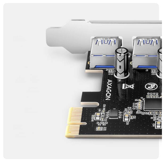Zblízka fotografovaná počítačová rozširovacie karta zobrazujúca kovový držiak, porty USB, kondenzátory a zlatý okrajový konektor na bielom pozadí.