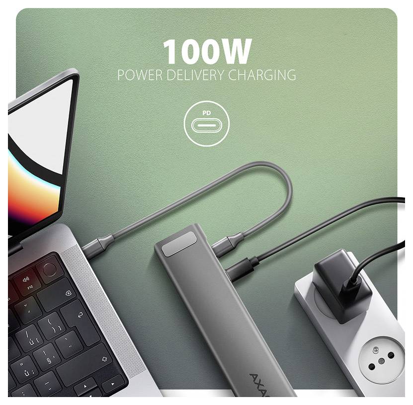 Laptop pripojený k 100W USB-C napájaciemu adaptéru s podporou Power Delivery a elektrickej zásuvke, zobrazujúci PD nastavenie nabíjania s kablom a adaptérom na zelenom pozadí.