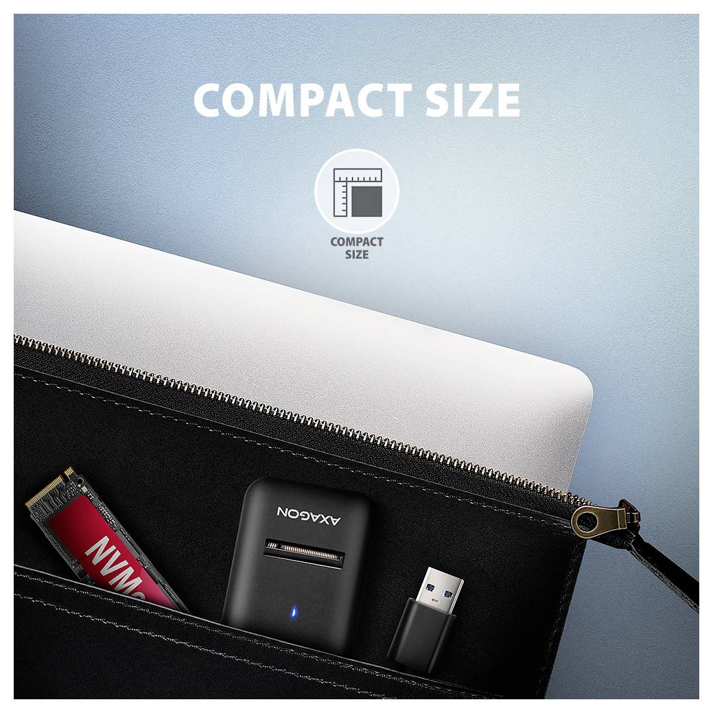 Kompaktné puzdro na zips s notebookom, ktoré má malé vrecká obsahujúce červenú kartu "NVM", zariadenie Anker a USB kľúč.