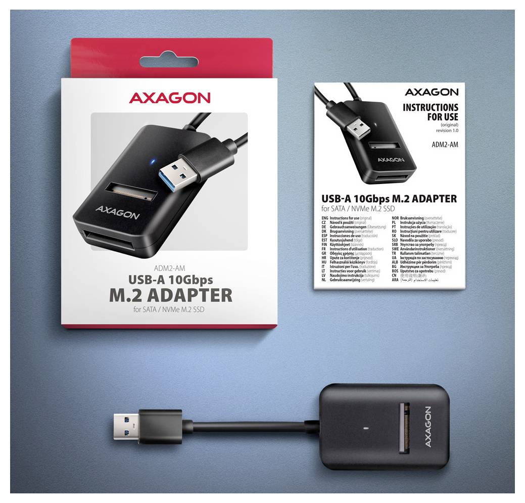 AXAGON USB-A 10Gbps M.2 adaptér balenie, návod na použitie a čierny adaptér s pripojeným USB kablom na modrom pozadí.