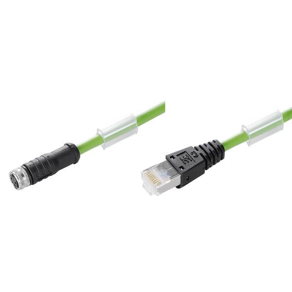 Zblízka zelený kábel s dvoma rôznymi konektormi: kruhový kovový konektor na ľavej strane a RJ45 ethernetový konektor na pravej strane.