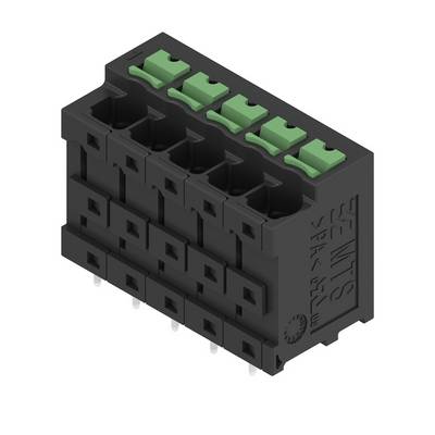 Čierny viackolíkový elektrický konektor s zelenými uvoľňovacími záložkami, zobrazený v izometrickom pohľade na bielom pozadí.