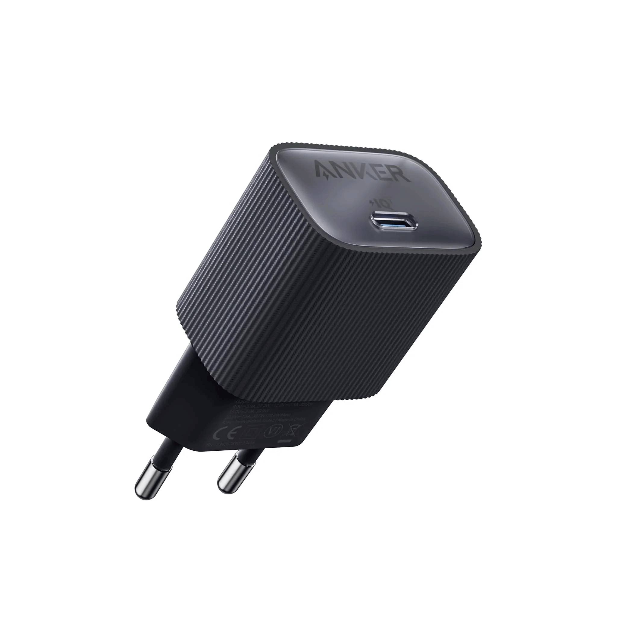 Čierny nástenný nabíjací adaptér Anker s jedným portom USB-C a dvoma okrúhlymi EU zástrčkami na bielom pozadí.