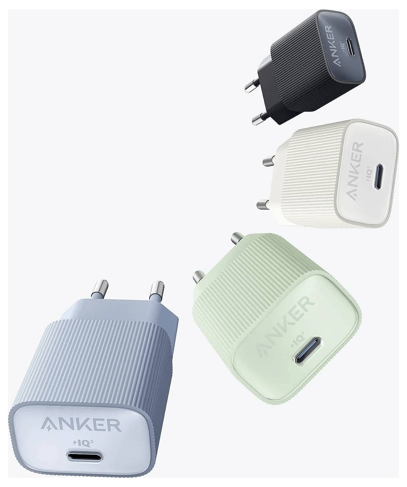 Na prostom pozadí sú zobrazené štyri nástenné nabíjačky Anker v čiernej, bielej, zelenej a modrej farbe, z ktorých každá má port USB-C a skladateľné kolíky.