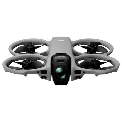 Pohľad spredu na sivý štvorovrtuľník dron so štyrmi uzavretými vrtuľami a centrálnou kamerou.