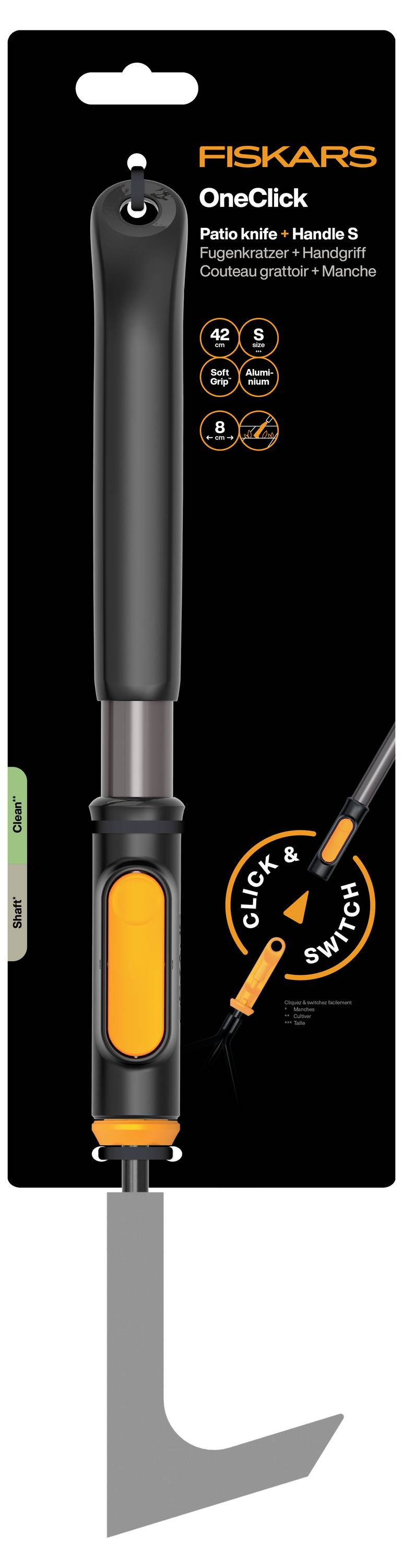 Fiskars OneClick terasový nôž s dlhým rukoväťou, oranžovým úchopom a hákovitou čepeľou, zobrazený v balení s callout funkcie "Click & Switch".