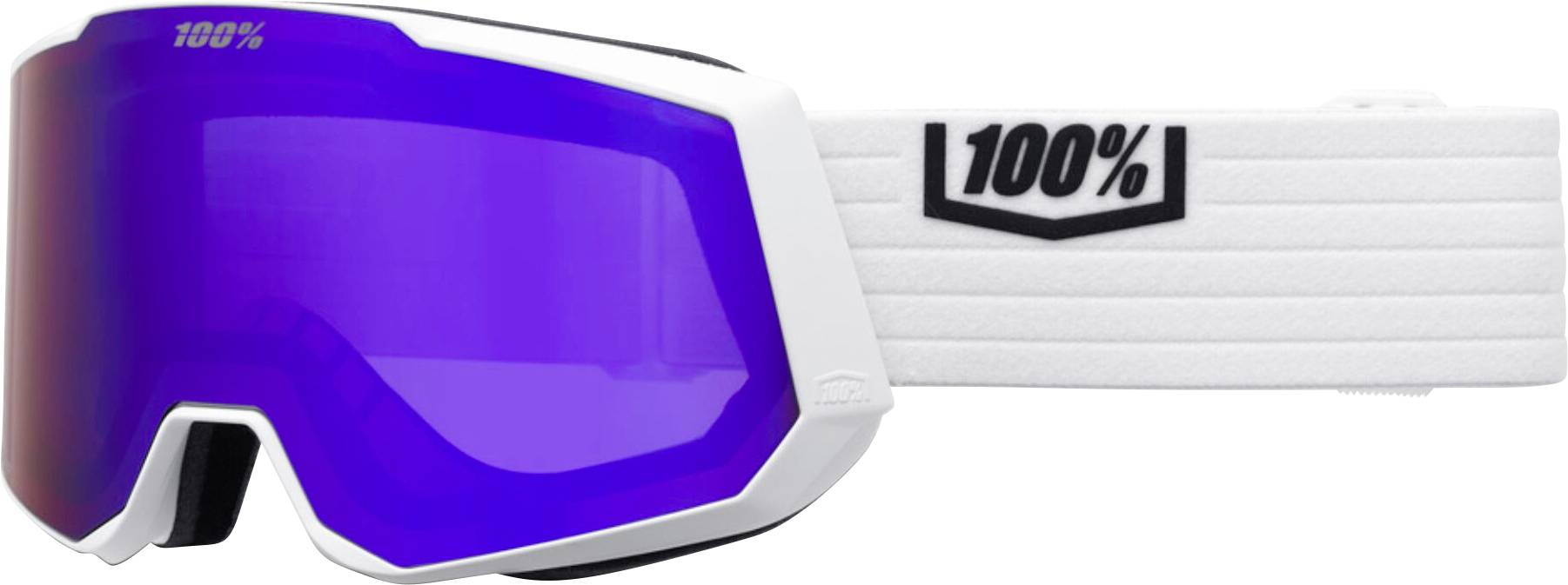 Detailný záber na 100% lyžiarskych alebo snowboardových okuliarov so zrkadlovým fialovým sklom a bielym popruhem, zobrazené na bielom pozadí.