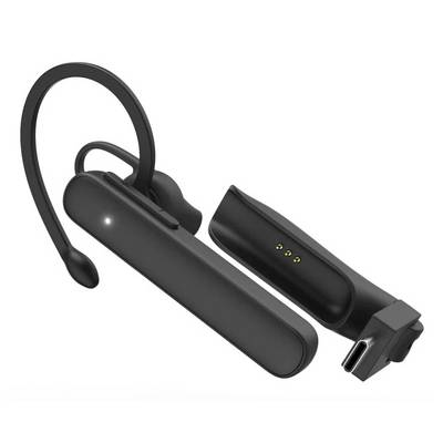 Bezdrôtové bluetooth slúchadlá v čiernej farbe a oddelený obal na nabíjanie znázornené na bielom pozadí s naušnicou na ucho a portom USB-C na nabíjanie.