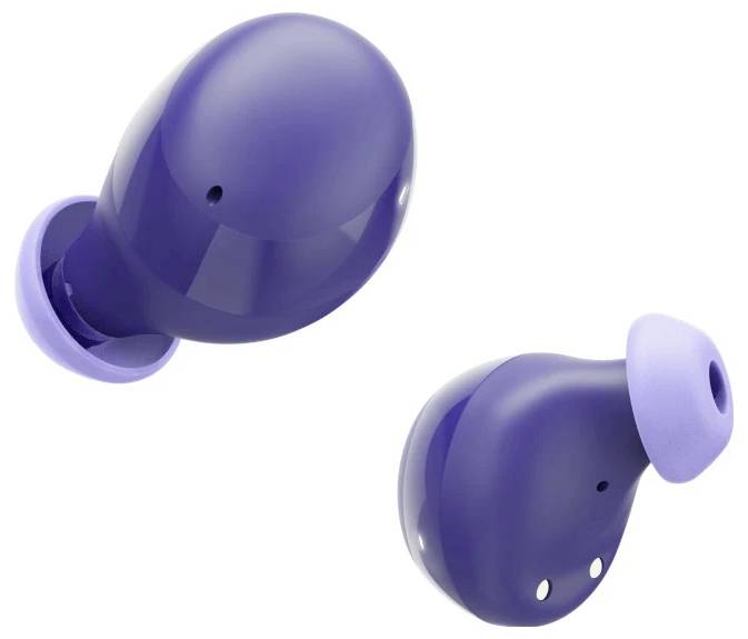 Dva biele nabíjacie káble: konektor Lightning vľavo a konektor USB-A vpravo, zobrazené na jednoduchom pozadí.
