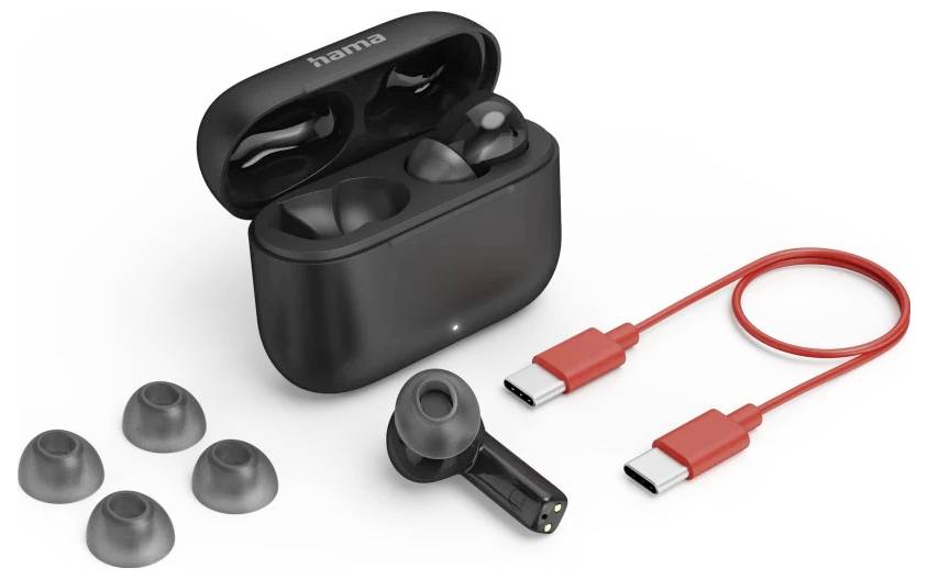 Bezdrôtové slúchadlá v nabíjacej schránke s viacerými silikonový ušnými nástavcami a červeným USB-C nabíjacím káblom na bielom pozadí.
